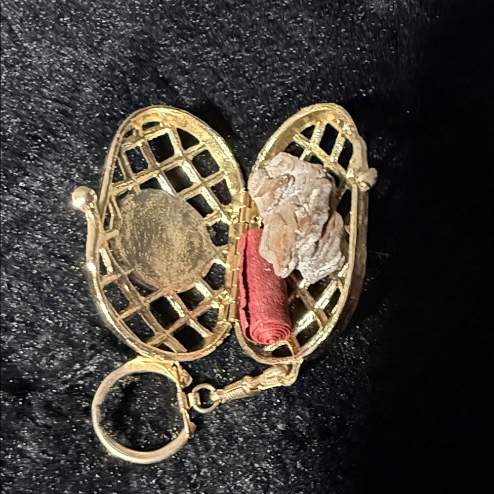 Gold Lattice Keychain with Red Detail - Picture 4 of 4